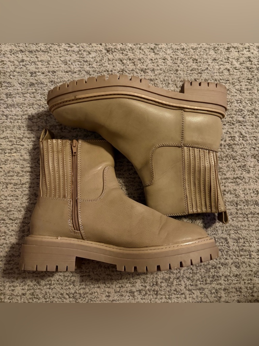 Women's Lug Chelsea Boots